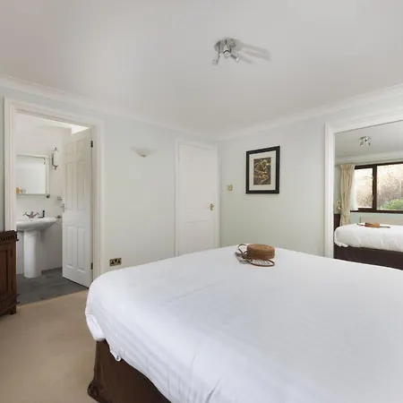 13, Hustyns, Nr Holiday home *